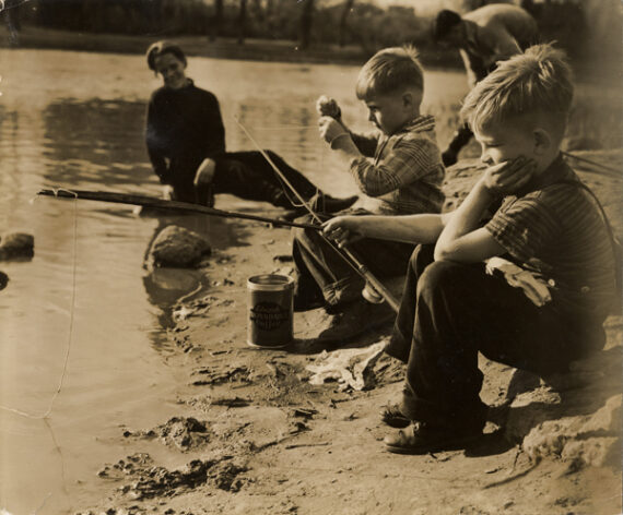 Partie de pêche entre copains - Photographie humaniste - Tirage vintage