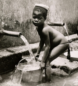 Fillette africaine à la fontaine - Tirage original sur papier Adox