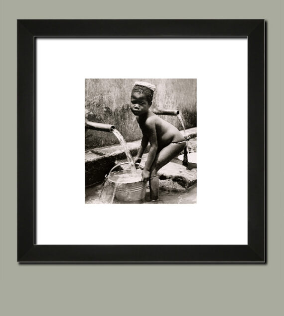 Fillette africaine à la fontaine - Tirage original - Suggestion d'encadrement