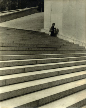 L'enfant dans l'escalier, par Serge de Marchi - Tirage argentique original - Photo Memory