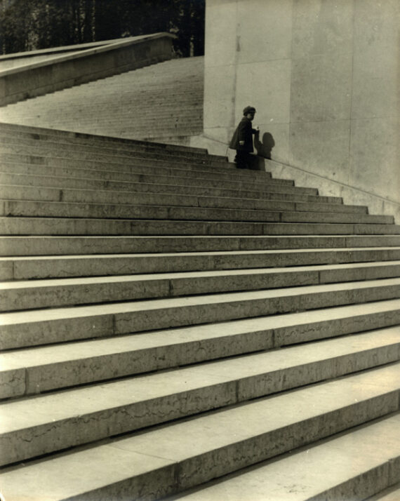 L'enfant dans l'escalier, par Serge de Marchi - Tirage argentique original - Photo Memory