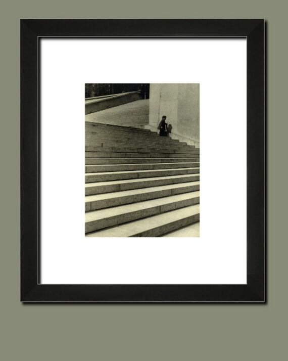 L'enfant dans l'escalier, par Serge de Marchi - Suggestion d'encadrement