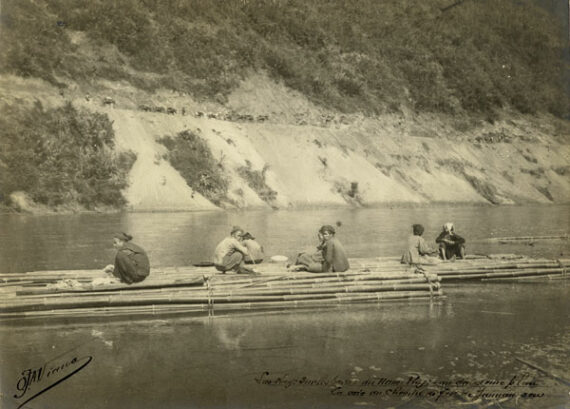 Bateliers et leur radeau sur le fleuve Nam-Thy, au Tonkin - Tirage argentique d'époque