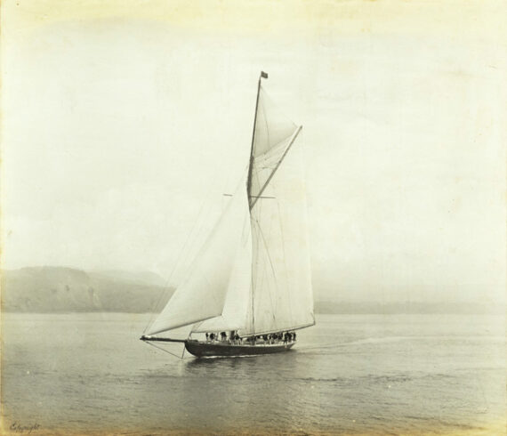 Yacht Shamrock en navigation sur le Firth of Clyde - Tirage ancien