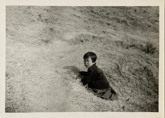 Photo trouvée : petite fille coréenne - Tirage argentique vintage - Photo Memory