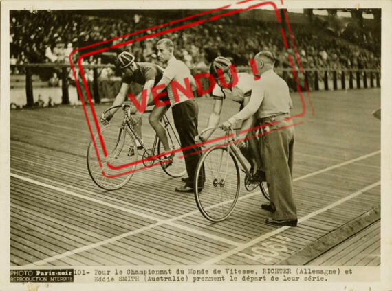 Les cyclistes Eddie Smith et Albert Richter au départ - Paris 1932