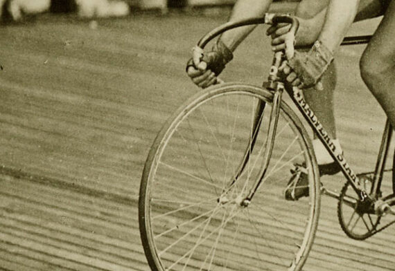 Les cyclistes Eddie Smith et Albert Richter au départ - Détail