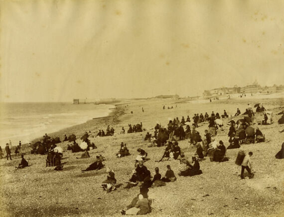 La plage à l'heure des bains, à Dieppe - Tirage albuminé - Frères Neurdein