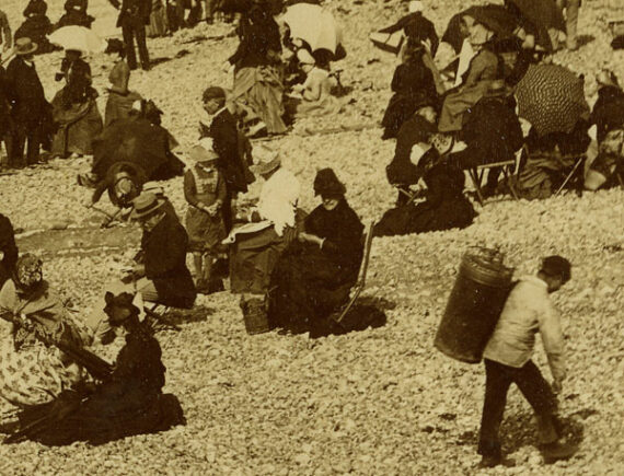 La plage à l'heure des bains, à Dieppe - Tirage albuminé - Détail