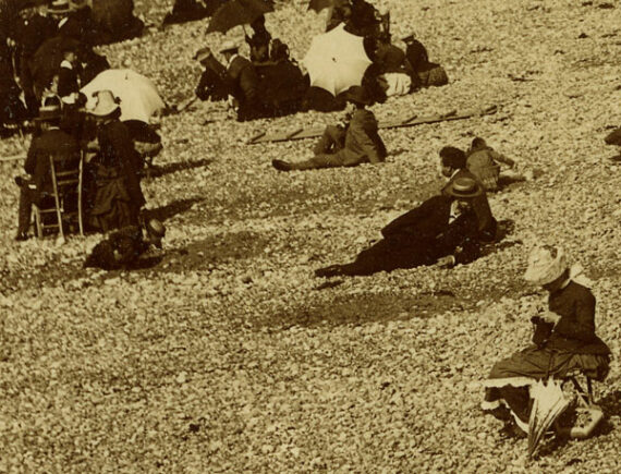 La plage à l'heure des bains, à Dieppe - Tirage albuminé - Détail