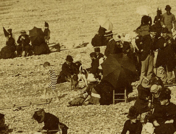 La plage à l'heure des bains, à Dieppe - Tirage albuminé - Détail