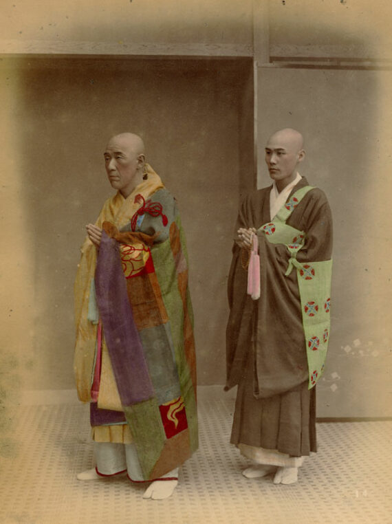 Moines bouddhistes japonais, par Kusakabe Kimbei - Tirage original rehaussé à l'aquarelle | PHOTO MEMORY