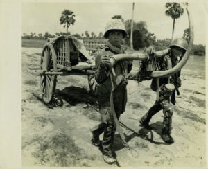 Soldats cambodgiens - Photographe Eliane Kugler - Tirage vintage argentique