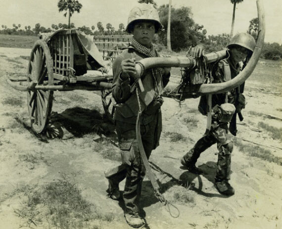 Soldats cambodgiens - Photographe Eliane Kugler - Dos du tirage