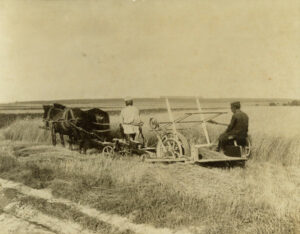 Agriculture soviétique : paysans sur leur moissoneuse-batteuse - Tirage d'époque - Photo Memory