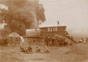 Gitans et leurs enfants devant leurs roulottes - Aristotype - Tirage ancien | PHOTO MEMORY