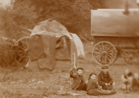 Gitans et leurs enfants devant leurs roulottes – Image 3