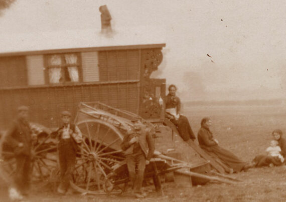 Gitans et leurs enfants devant leurs roulottes – Image 2