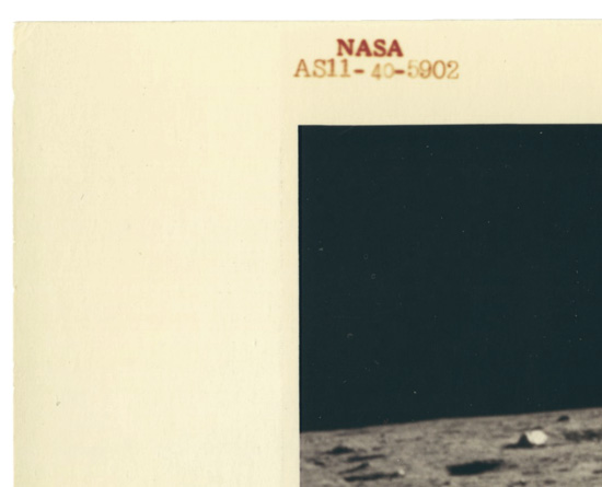 Edwin Buzz Aldrin au pied du module lunaire - Apollo XI - Détail de la référence NASA AS11-40-5902 - Photo Memory