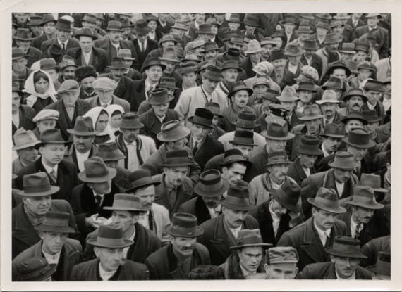 Des hommes, des femmes et des chapeaux