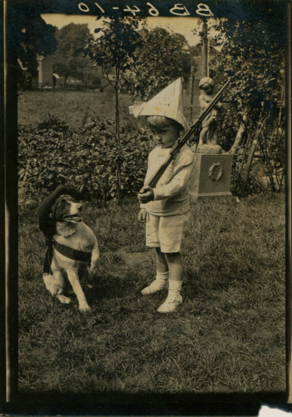 Photographie anonyme - Le petit soldat et son chien | PHOTO MEMORY