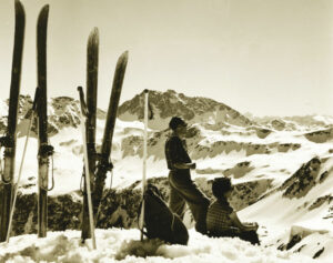 Avant la descente, scène de ski vintage - Photographie d'époque - Photo Memory