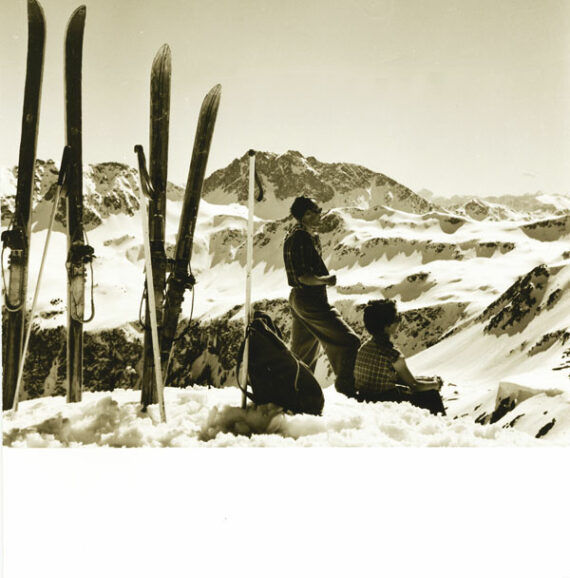Avant la descente, scène de ski vintage - Photographie d'époque