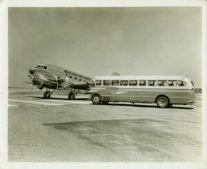 DC-3 Mercury Airlines et bus Trailways Bus - Tirage argentique | PHOTO MEMORY