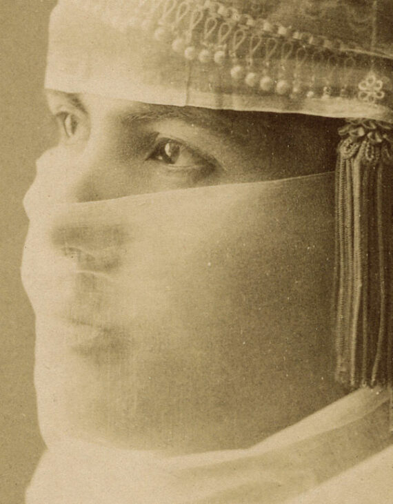 Portrait d'une jeune femme turque voilée, tirage albuminé – Image 3
