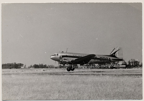 DC-3 Air France F-BBBA à l'atterrissage - Tirage argentique | PHOTO MEMORY