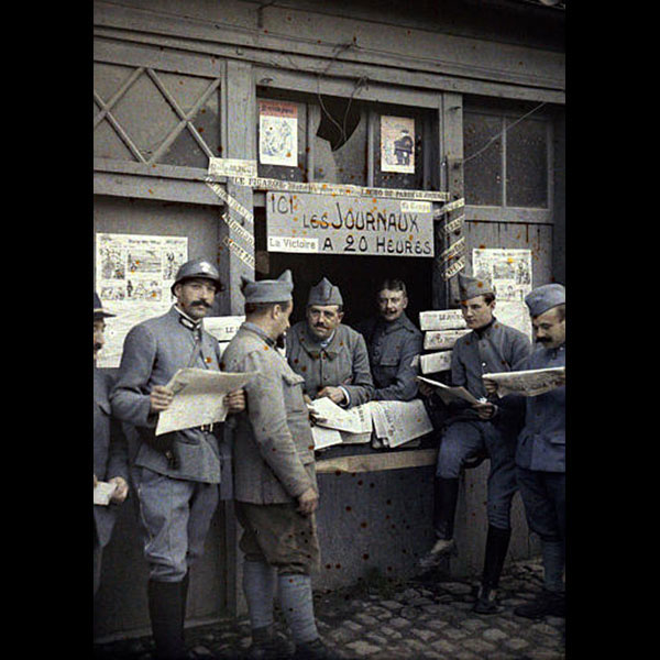 Lecture des journaux, à Rexpoede (Nord). Autochrome de Paul Castelnau (6 sept. 1917)