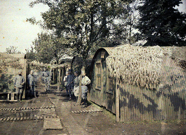 Baraques camouflées dans un cantonnement, à Rexpoede (Nord). Autochrome de Paul Castelnau (6 sept. 1917)