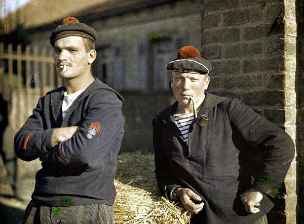 Fusiliers marins, à Drie-Grachten (Belgique). Autochrome de Paul Castelnau (3 sept. 1917)