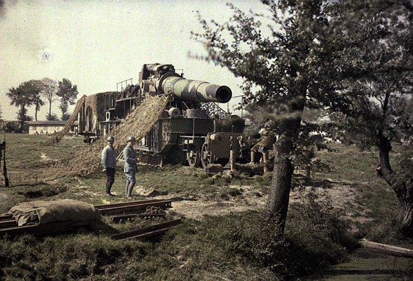 Pièce d'artillerie de 370 et son filet de camouflage, à Heenkerke (Belgique). autochrome de Paul Castelnau (5 sept. 1917)