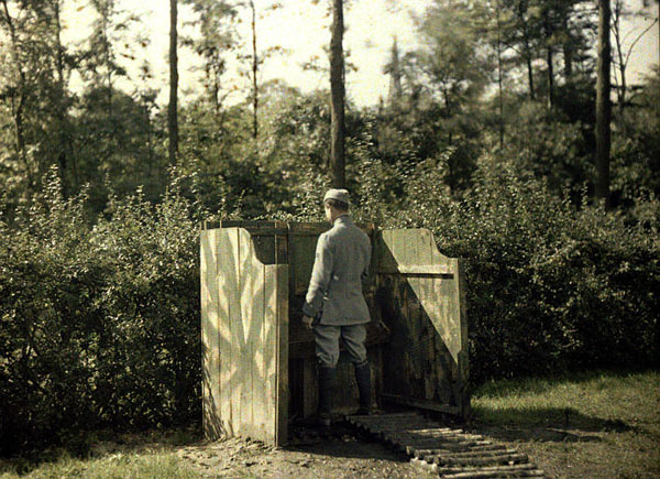 L'urinoir, lui aussi camouflé... à Rexpoede (Belgique). Autochrome de Paul Castelnau (31 août 1917)