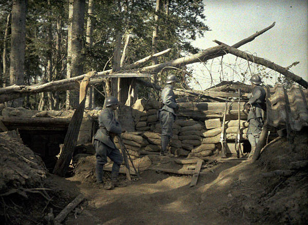 Soldats français en observation dans une tranchée de première ligne, à Hirtzbach (Haut-Rhin). Autochrome de Paul Castelnau (17 juin 1917)