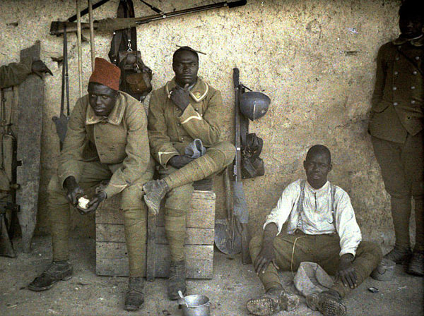 Soldats sénégalais, à Saint-Ulrich (Haut-Rhin). Autochrome de Paul Castelnau (17 juin 1917)