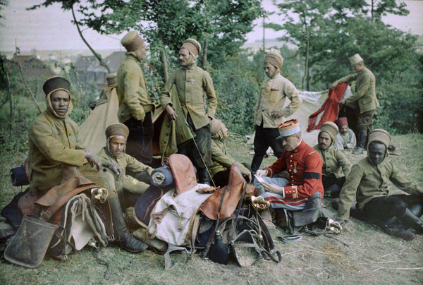 Le chef d'escadron Moog au milieu des hommes du 4e régiment de Spahis. Autochrome de Jean-Baptiste Tournassoud