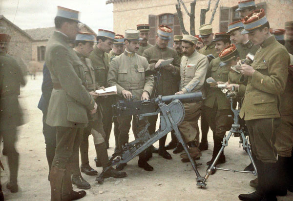 Instruction des officiers sur l'utilisation de la mitrailleuse, en Afrique du Nord. Autochrome de Jean-Baptise Tournassoud