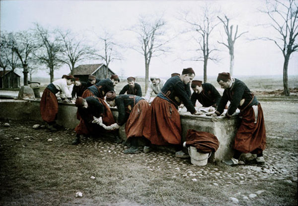 Corvée de lessive au 3e régiment de zouaves, au camp de la Valbonne (Alpes-Maritimes). Autochrome de Jean-Baptiste Tournassoud (sans date précise).