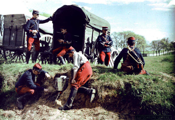 Des hommes du 14e régiment du train des équipages militaires préparent leur repas. Autochrome de Jean-Baptiste Tournassoud (pas de date précise)