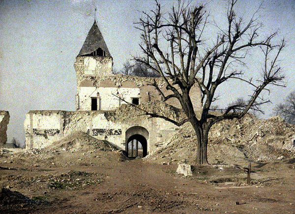 Ce qu'il reste du château de Ham (Somme) et de l'arbre sous lequel venait se reposer Napoléon III. Autochrome de Fernand Cuville (1917)