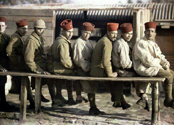 Groupe d'Algériens à Noyon (Oise). Autochrome de Fernand Cuville (1917).