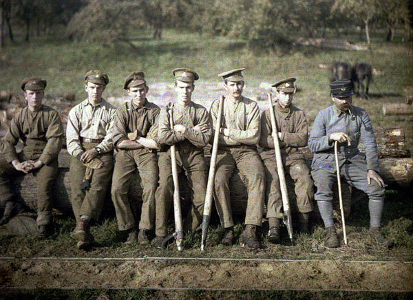 Soldats canadiens, à Quesmy (Oise). Autochrome de Fernand Cuville (1917)