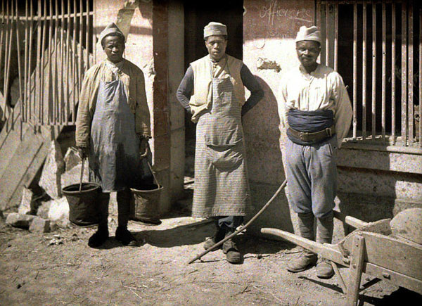 Soldats Sénégalais affectés aux tâches quotidiennes, à Soissons (Aisne). Autochrome de Fernand Cuville (1917)