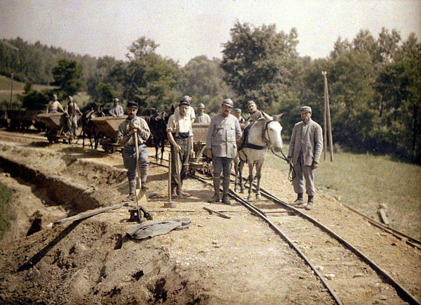 La 11ème d'artillerie construit une voie ferrée, près de Soissons (Aisne). Autochrome de Fernand Cuville (1917) 