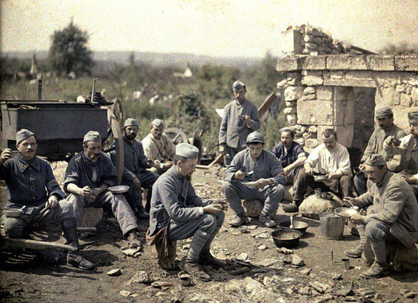 Le 370ème d'infanterie à l'heure de la soupe, quelque part dans l'Aisne. Autochrome de Fernand Cuville (1917)