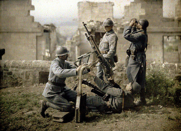 Quatre soldats mitrailleurs dans les ruines, à Bucy-le-Long (Aisne). Autochrome de Fernand Cuville (1917)