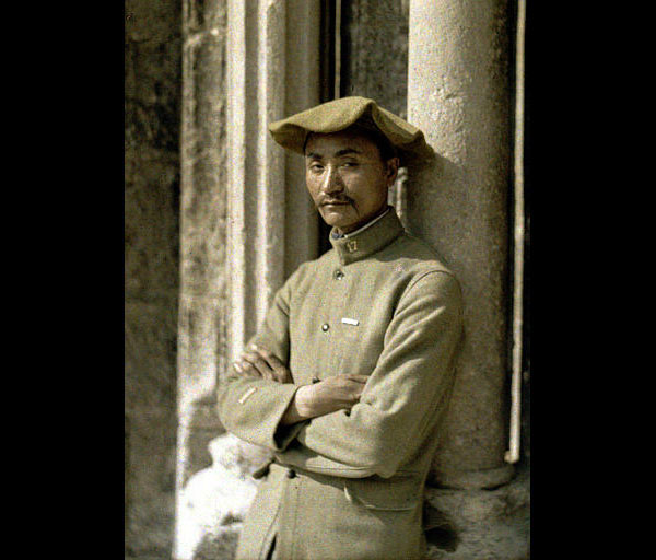 Soldat indochinois, à Soissons (Aisne). Autochrome de Fernand Cuville (1917)