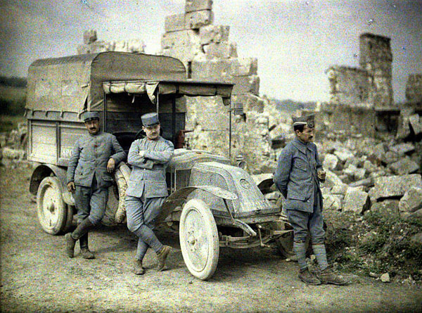 Soldats et leur camion dans des ruines, quelque part dans l'Aisne. Autochrome de Fernand Cuville (1917)